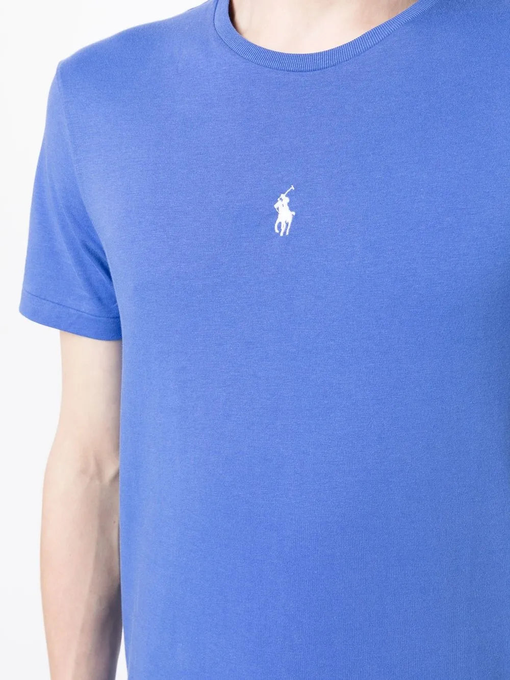 camiseta slim fit com logotipo bordado