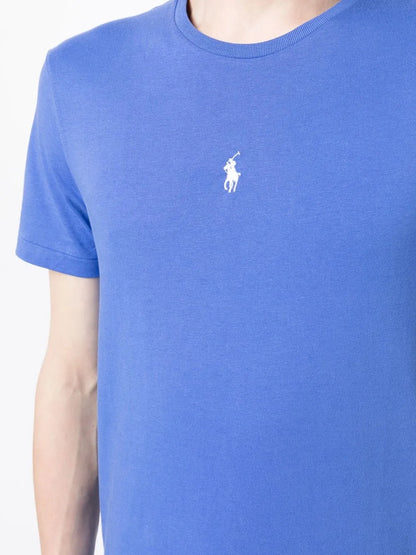 camiseta slim fit com logotipo bordado