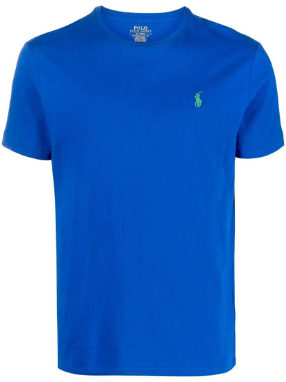 camiseta de manga curta com logotipo bordado