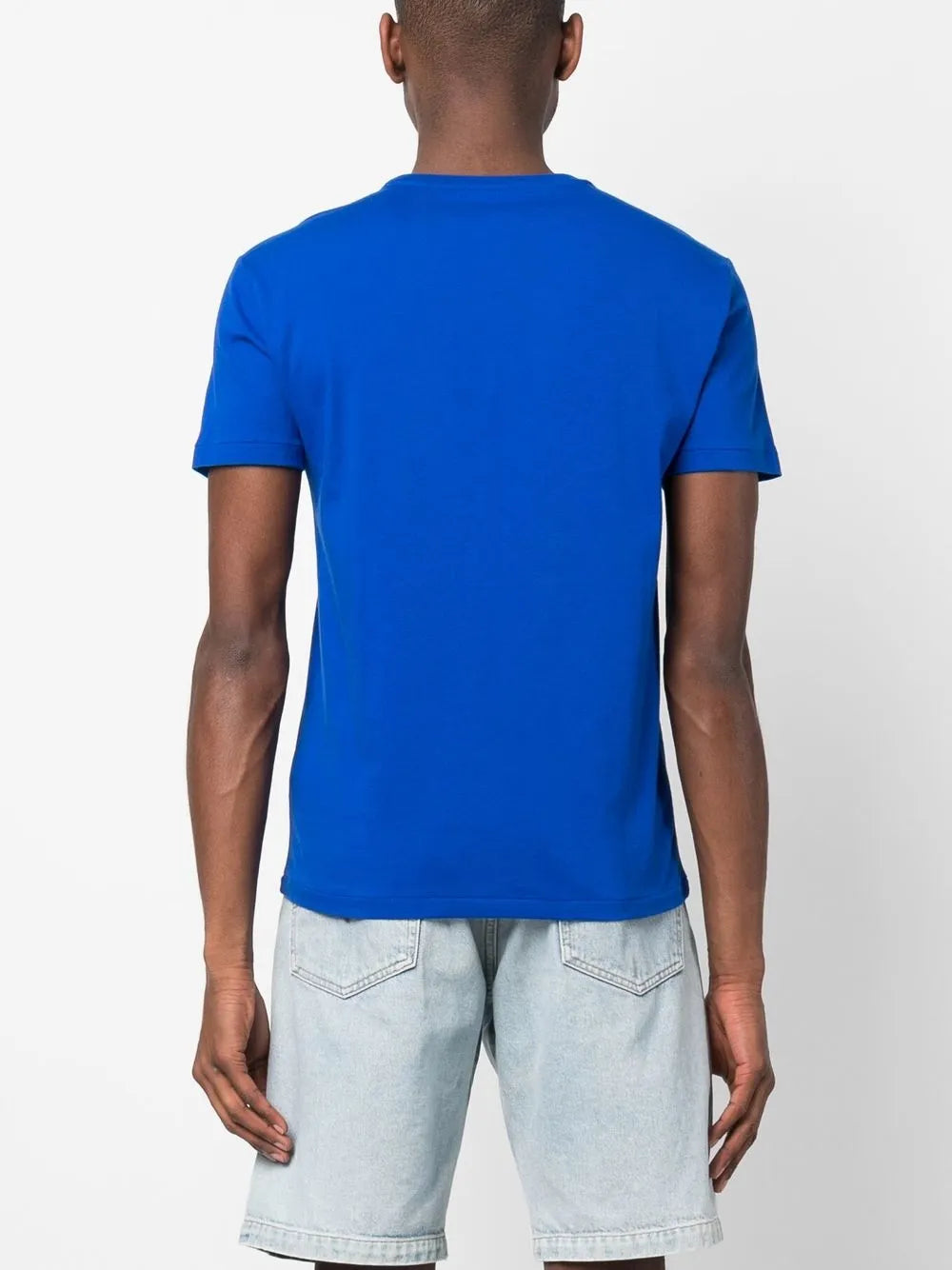 camiseta de manga curta com logotipo bordado