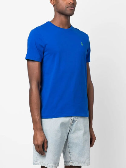 camiseta de manga curta com logotipo bordado