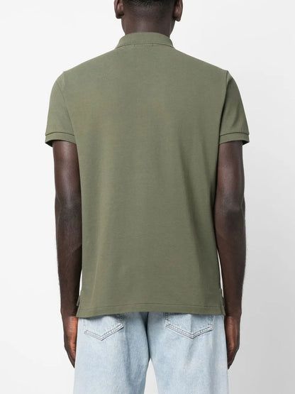 camisa polo com detalhe de logotipo bordado