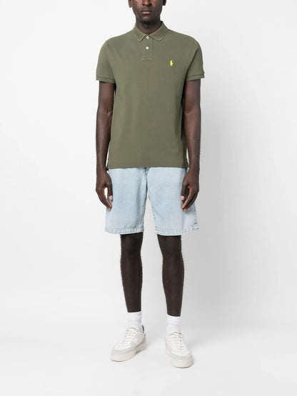 camisa polo com detalhe de logotipo bordado