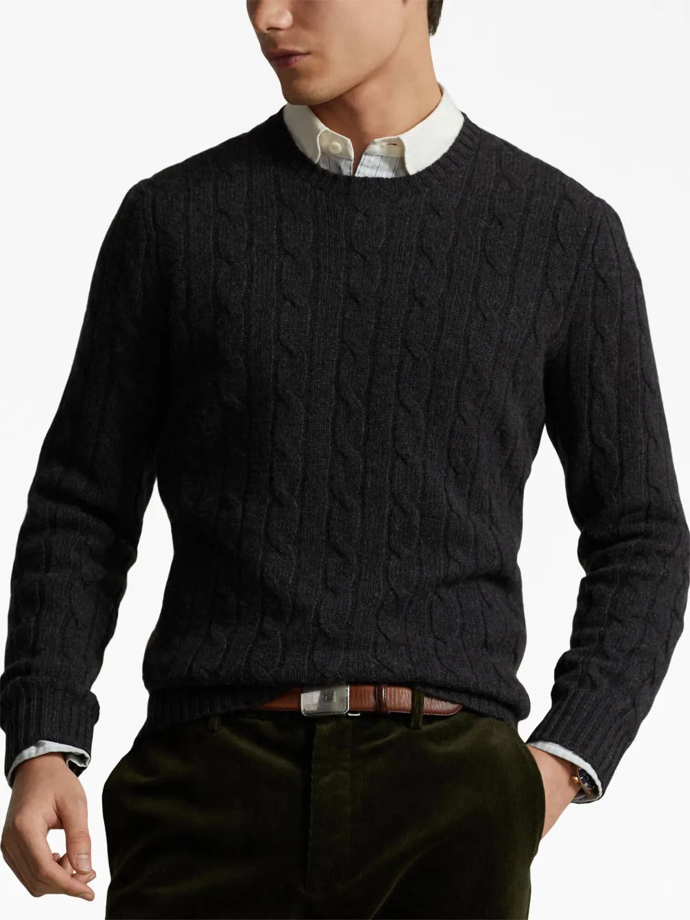 pulôver de gola redonda em tricô trançado