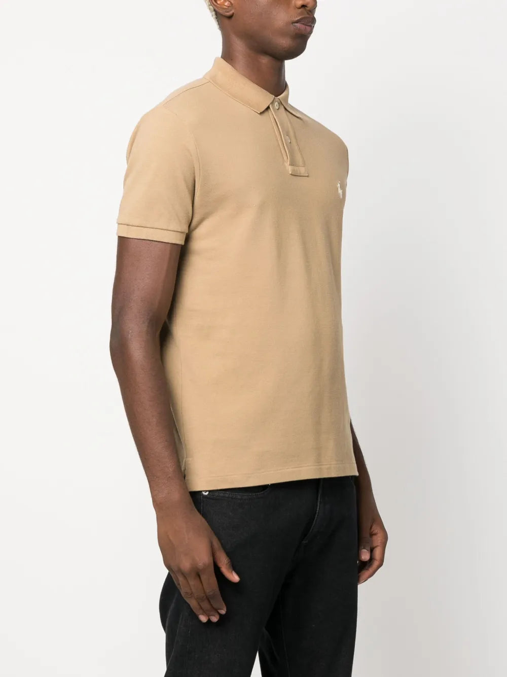 polo de manga curta com logotipo bordado