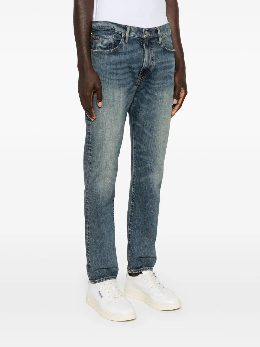 jeans com patch de logotipo