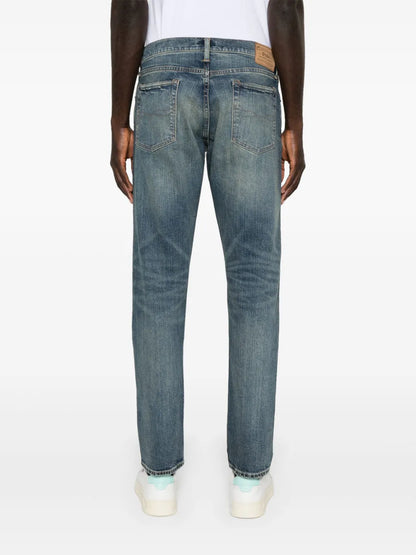 jeans com patch de logotipo