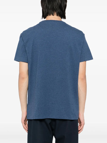 camiseta com logotipo bordado