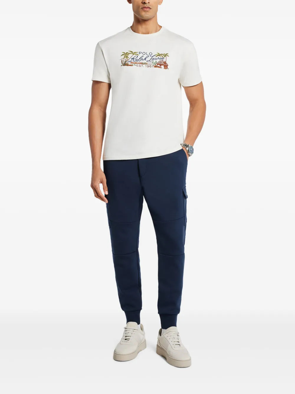 camiseta com logotipo bordado