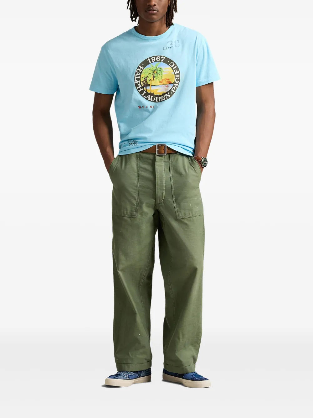 camiseta com estampa de logotipo