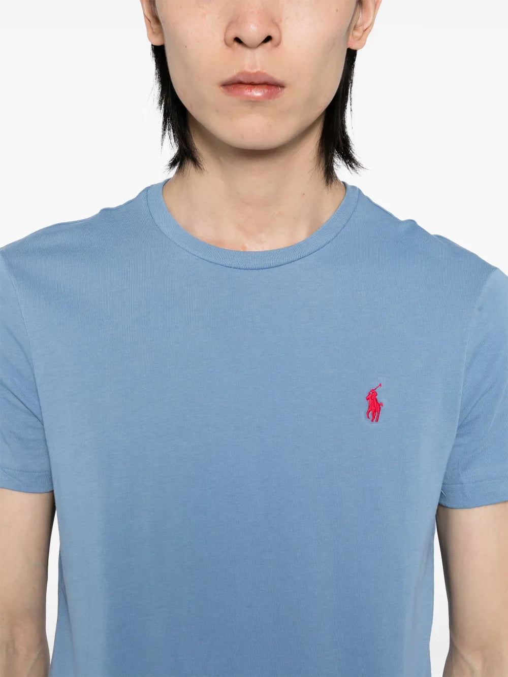 camiseta com logotipo bordado