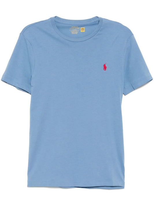 camiseta com logotipo bordado