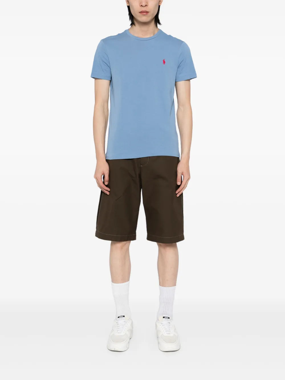 camiseta com logotipo bordado