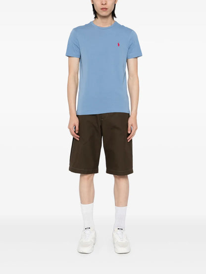 camiseta com logotipo bordado