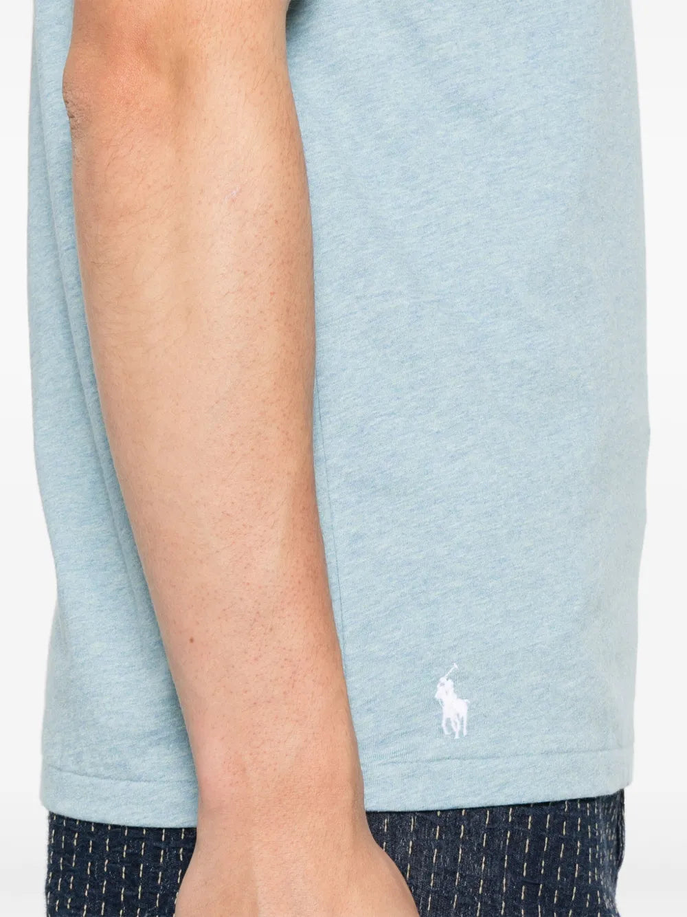 camiseta com logotipo bordado