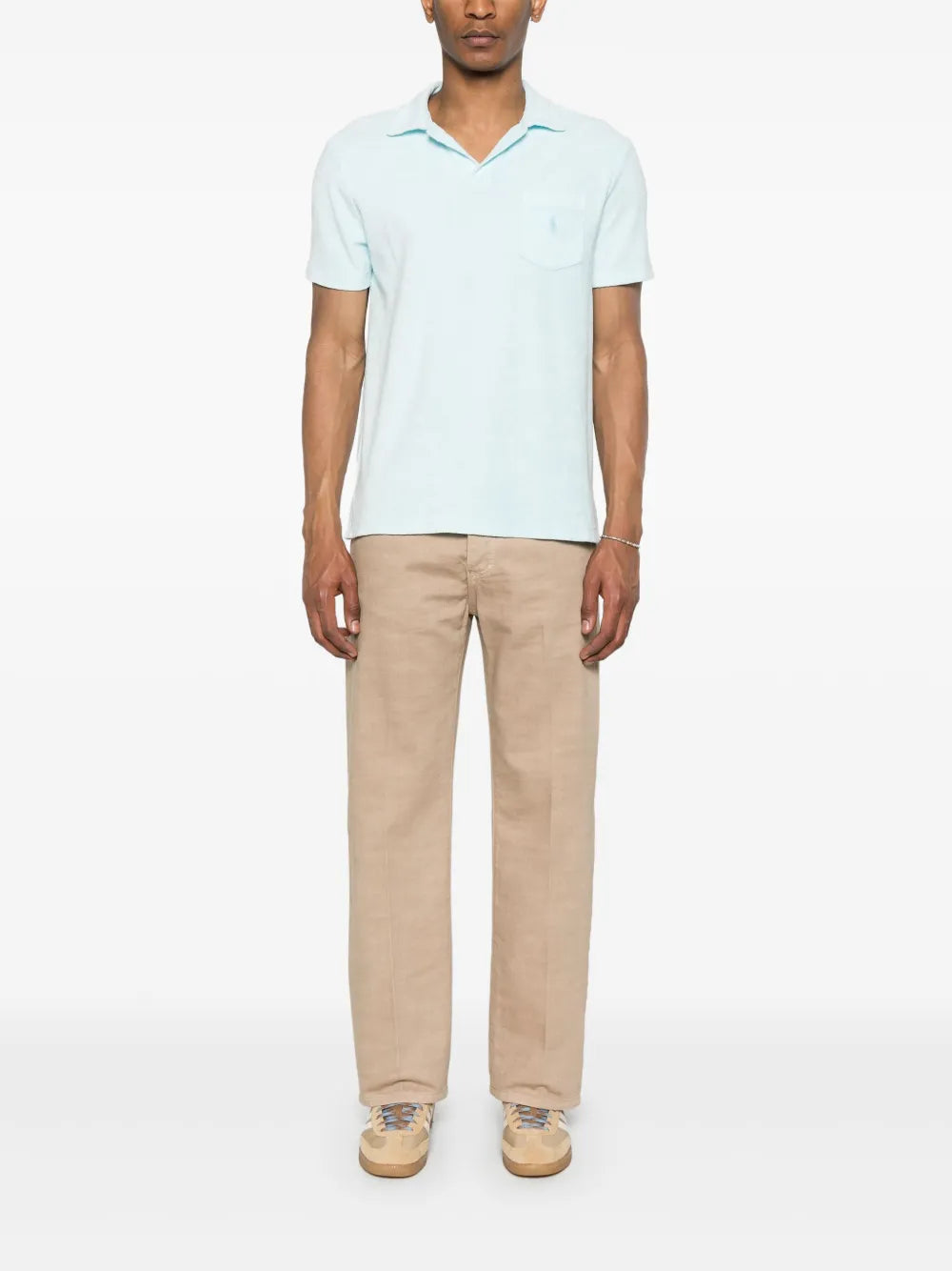 camiseta felpuda tingida com minerais