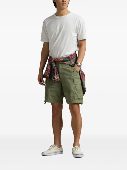 camiseta de malha com logotipo bordado