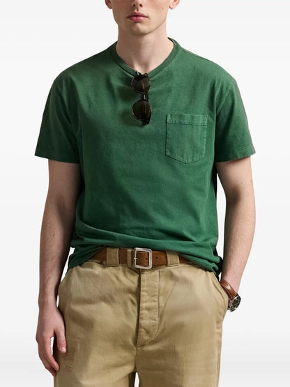 camiseta de gola redonda com detalhe de bolso