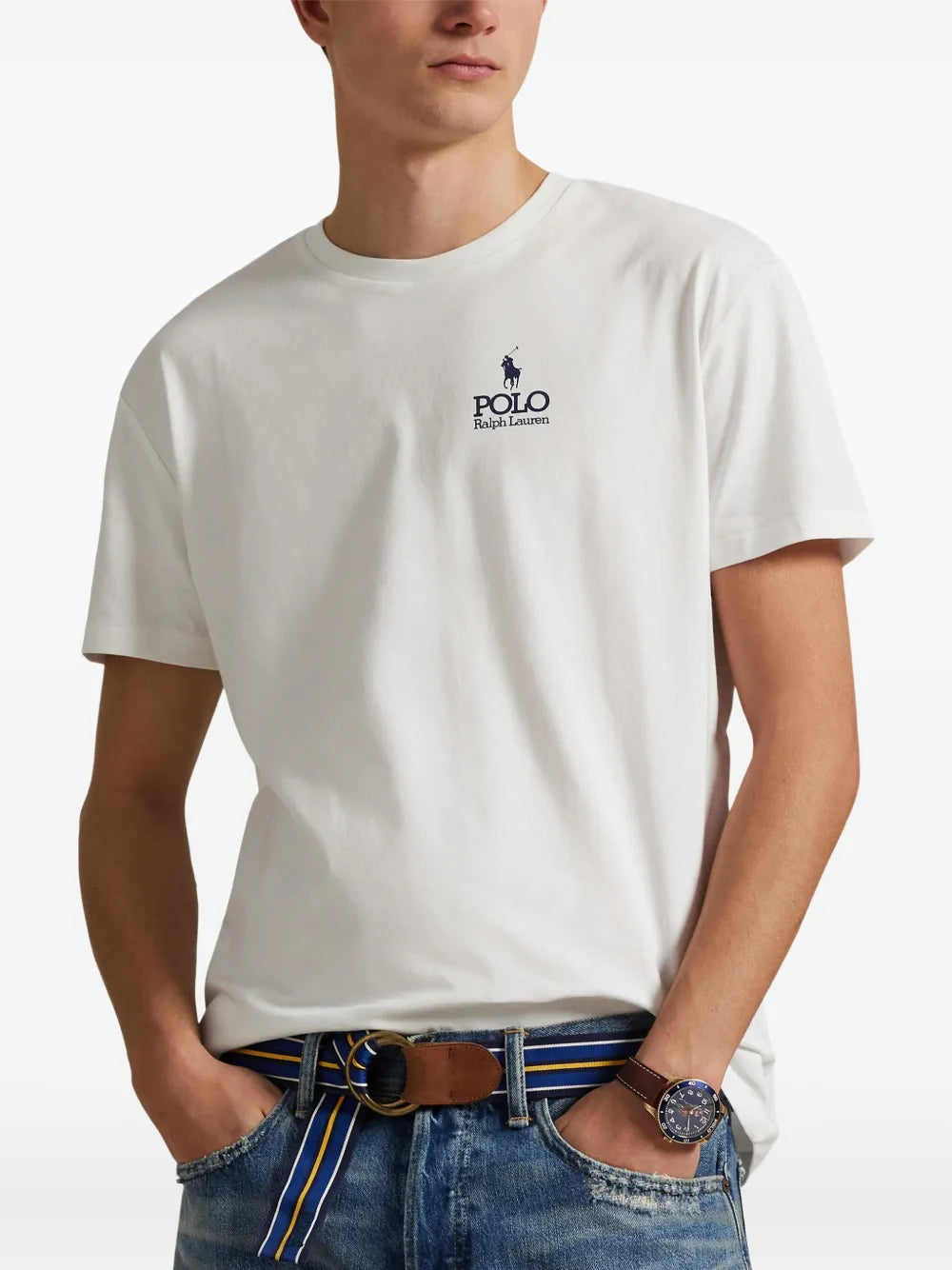 camiseta com logotipo bordado