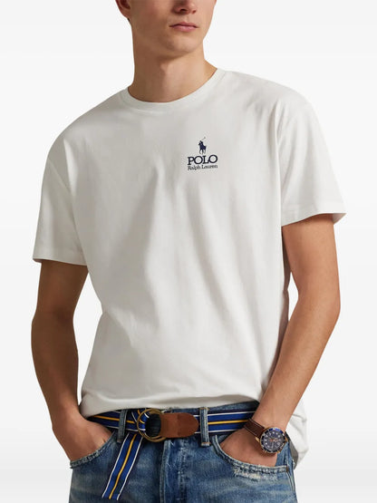 camiseta com logotipo bordado