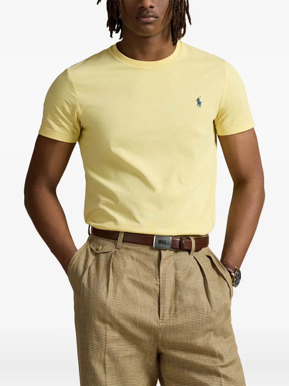 camiseta com gola redonda e logotipo