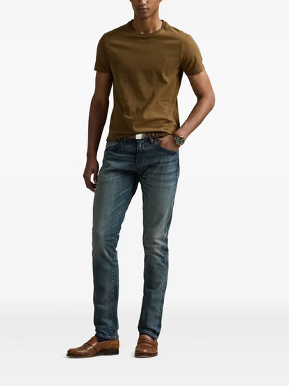 camiseta com logotipo bordado